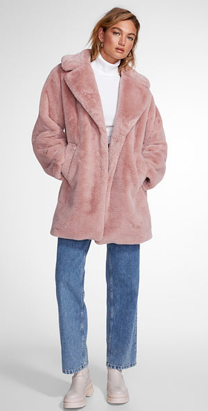 
            
                Load image into Gallery viewer, LINNEA FAUX FUR COAT IN PINK BY LA MARQUE FALL 23 HOLIDAY
            
        