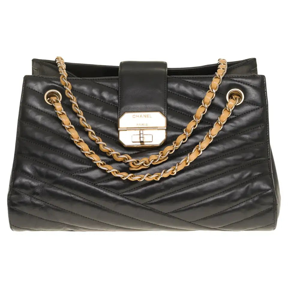 
            
                Load image into Gallery viewer, CHANEL VINTAGE CHEVRON QUILTED LEATHER BAG PRE OWNED FALL 23
            
        