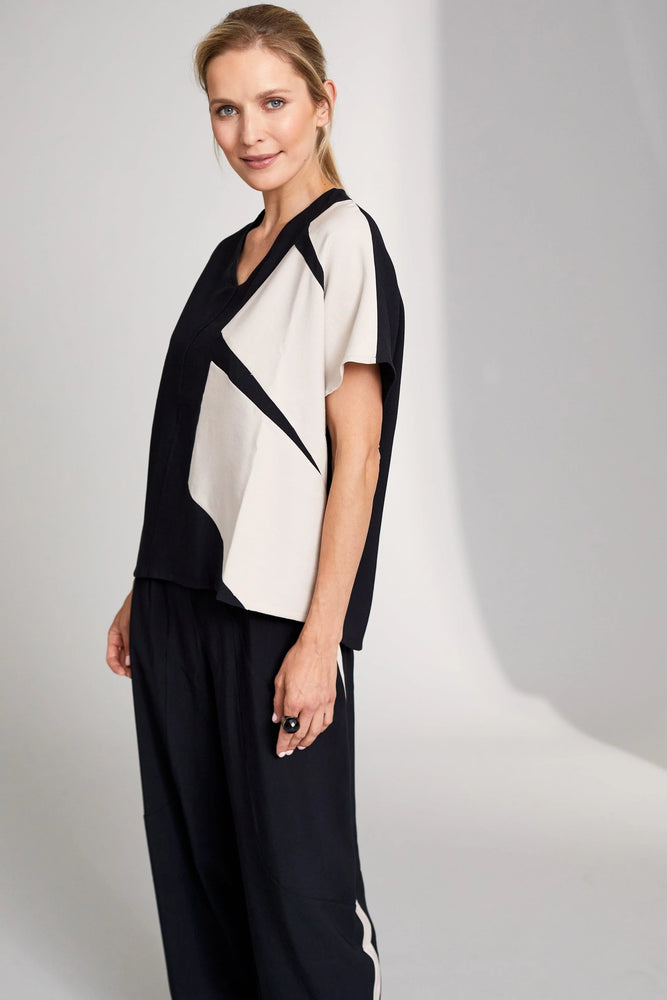 
            
                Load image into Gallery viewer, TWO TONE ABSTRACT TOP BY PERUZZI SPRING 23
            
        